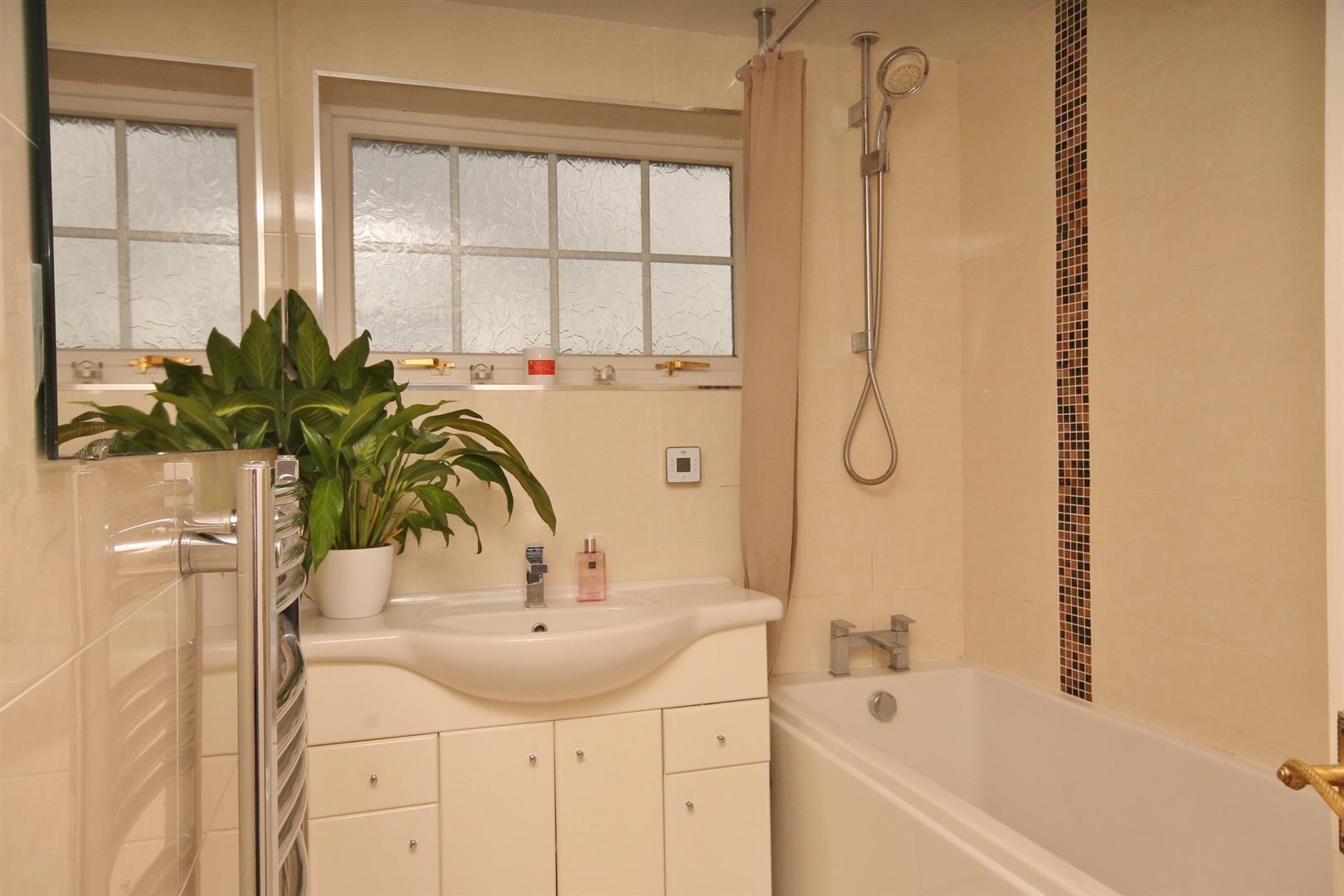 LUXURIOUS BATHROOM
